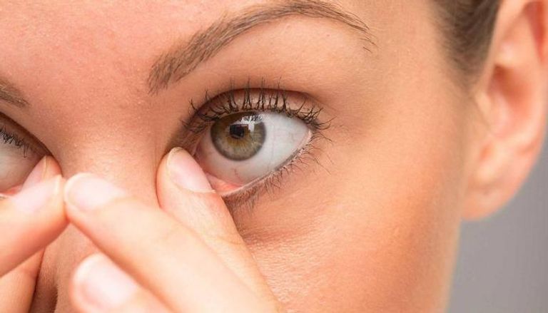 قد يرجع التهاب العين إلى سبب بسيط كدخول ذرة غبار في العين،