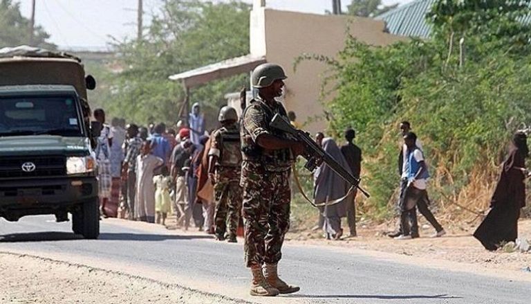 عناصر من قوات الأمن الصومالية في موقع هجوم سابق