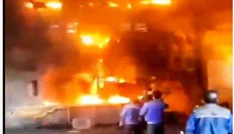 النيران تتصاعد من مصنع السيارات شمال إيران