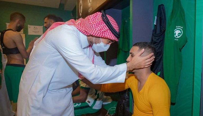 وزير الرياضة السعودي مع فواز القرني