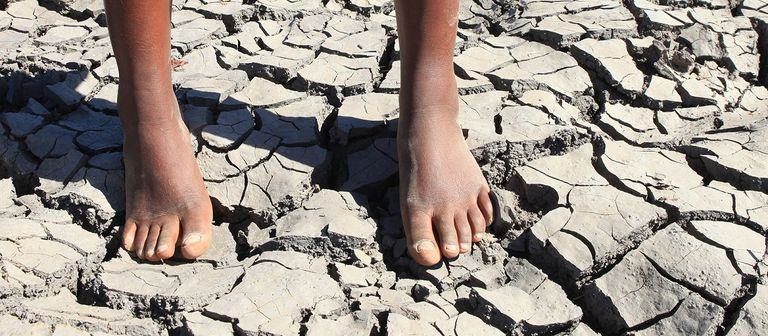 طفلة تمشي وسط مياه السيول