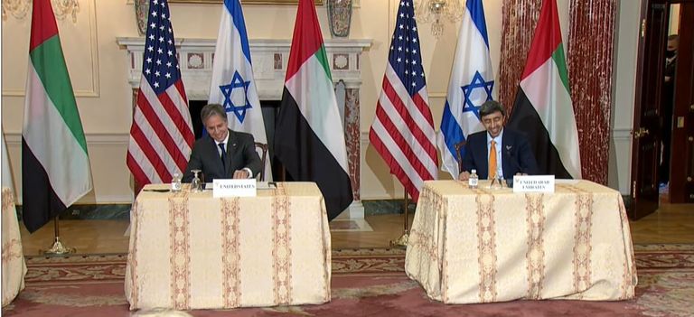 الشيخ عبدالله بن زايد آل نهيان خلال لقاء نظيريه الأمريكي والإسرائيلي 