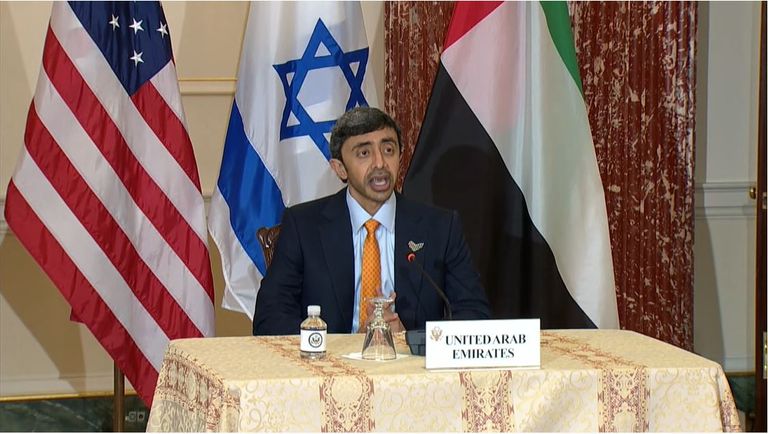 الشيخ عبدالله بن زايد آل نهيان خلال لقاء نظيريه الأمريكي والإسرائيلي 