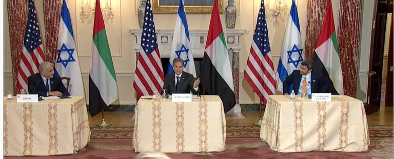 الشيخ عبدالله بن زايد آل نهيان خلال لقاء نظيريه الأمريكي والإسرائيلي 