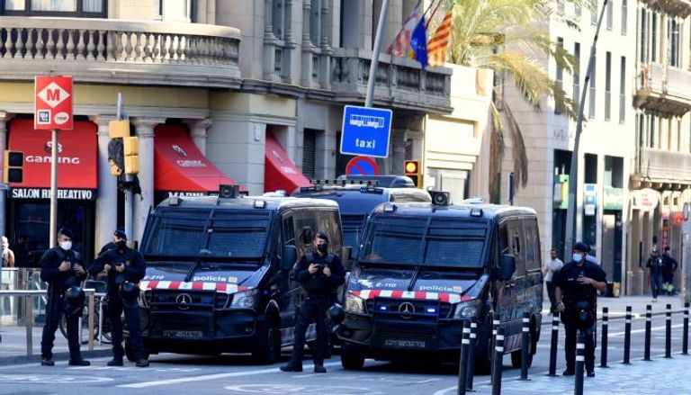 عناصر من الشرطة الإسبانية "رويترز"