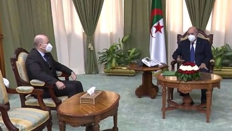 الرئيس الجزائري ورئيس وزرائه سوق للخضراوات والفواكه بالجزائر - أرشيفية