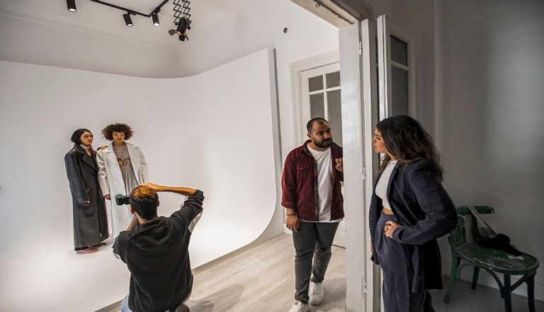 عارضات أزياء أثناء جلسة تصوير