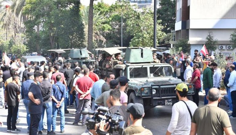 مركبات الجيش تنتشر وسط المتظاهرين في بيروت