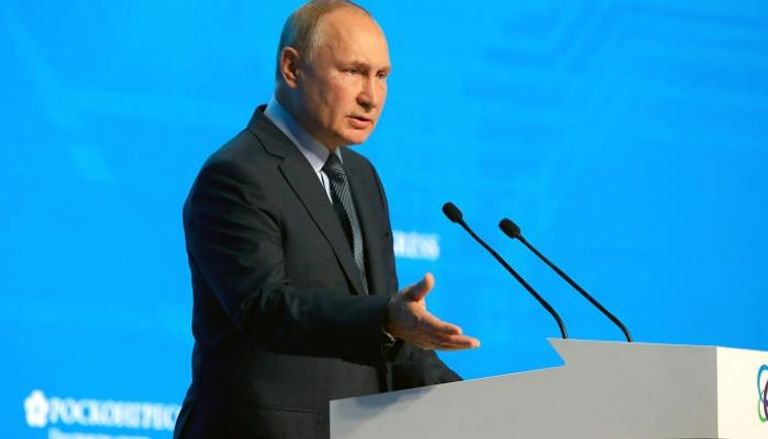 الرئيس الروسي بوتين يتحدث خلال منتدى أسبوع الطاقة الروسي في موسكو- رويترز
