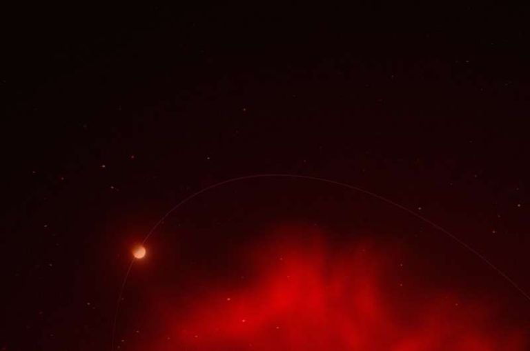 تصوير فني لكوكب خارج المجموعة الشمسية تم اكتشافه حديثًا يدور حول قزم أبيض