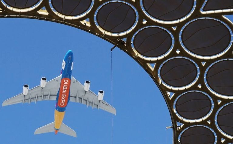 طائرة إكسبو تزين سماء دبي