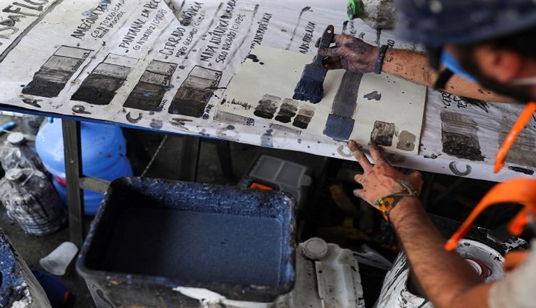 الجدارية المرسومة برماد من حرائق غابات الأمازون