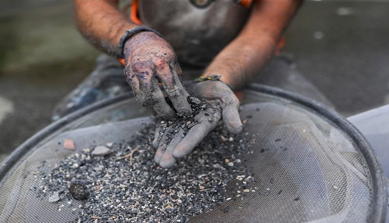 الجدارية المرسومة برماد من حرائق غابات الأمازون