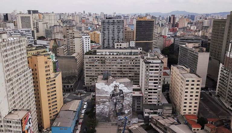 الجدارية المرسومة برماد من حرائق غابات الأمازون