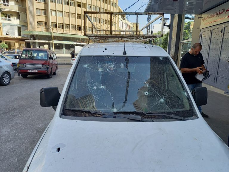 أصحاب محلات يحاولون إصلاح التلفيات