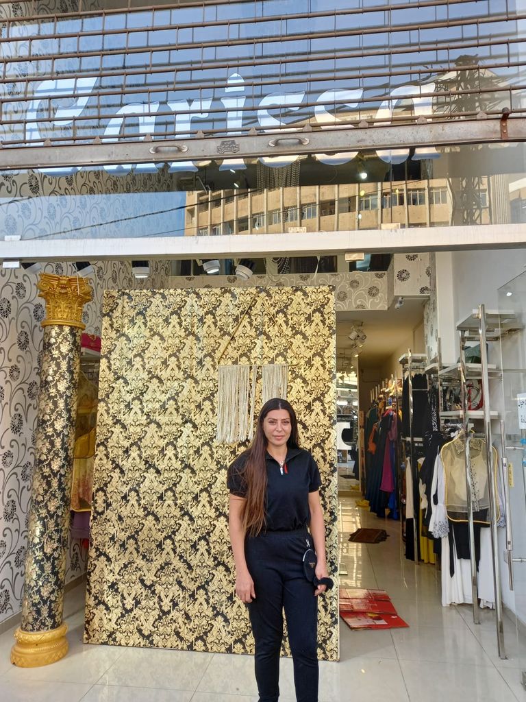 أصحاب محلات يحاولون إصلاح التلفيات