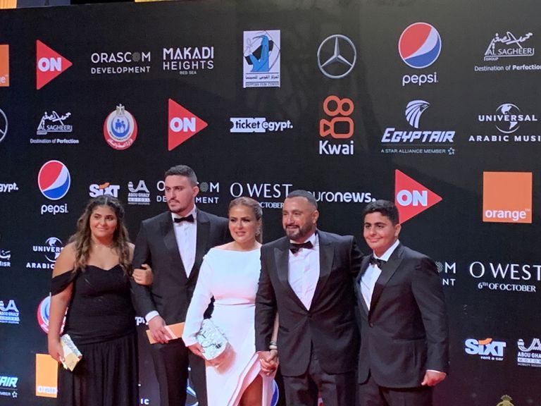 أحمد السقا يتوسط أسرته