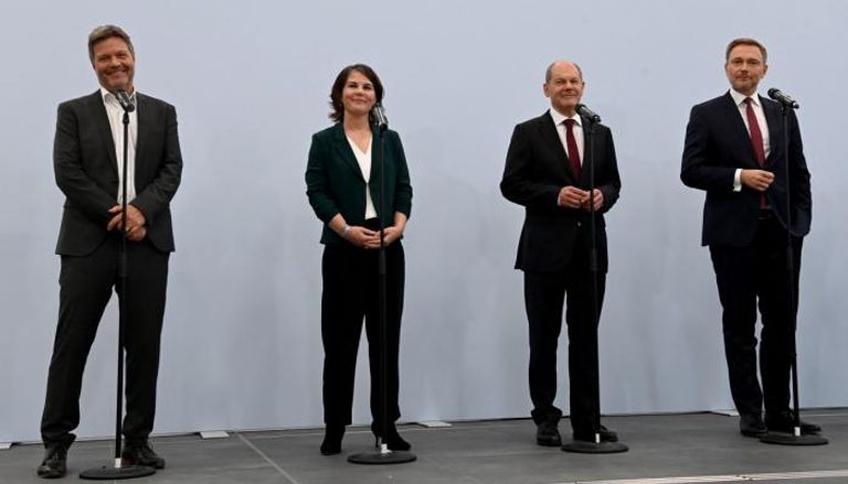 قادة الأحزاب الثلاثة في برلين بعد إعلان الاتفاق