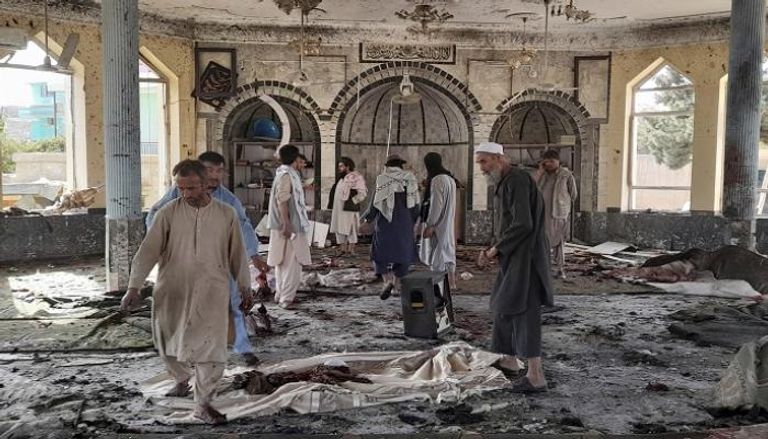 جاانب من آثار التفجير الذي استهدف المسجد خلال صلاة الجمعة