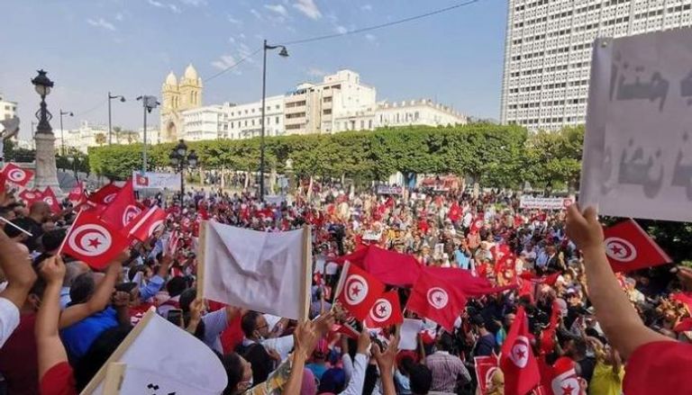 جانب من احتجاجات حاشدة مؤيدة للرئيس التونسي