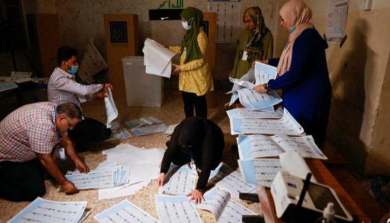 فرز وعد لأصوات الناخبين في إحدى اللجان العراقية