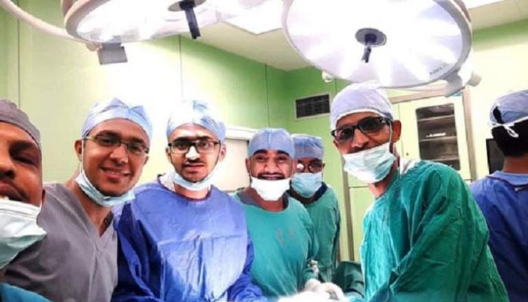 الفريق الطبي المصري الذي نجح في استخراج هاتف محمول من معدة مواطن