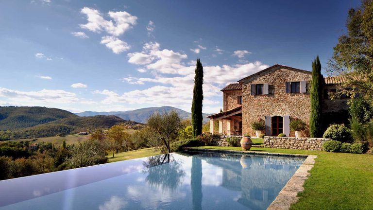 فندق Hotel Castello di Reschio الذي يقع في مدينة "أومبريا" في إيطاليا، فندق Kisawa Sanctuary