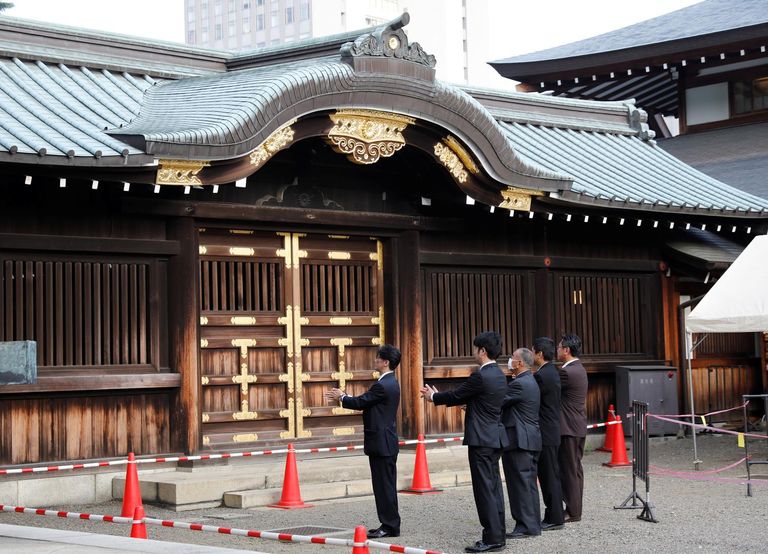 قربان رئيس الوزراء الياباني على ضريح ياسوكوني- يونهاب