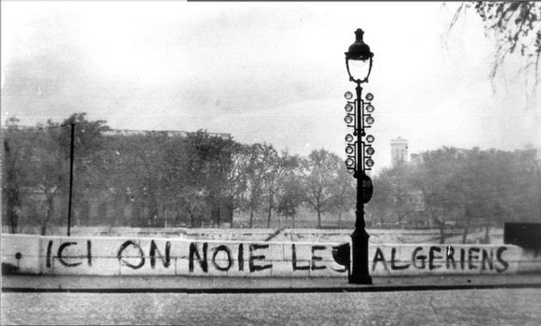 لافتة جزائرية في 17 أكتوبر 1961 في باريس