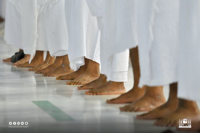 أول صلاة في المسجد الحرام بلا تباعد منذ أكثر من عام