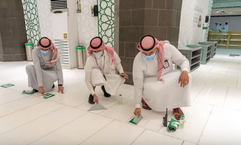 أول صلاة في المسجد الحرام بلا تباعد منذ أكثر من عام