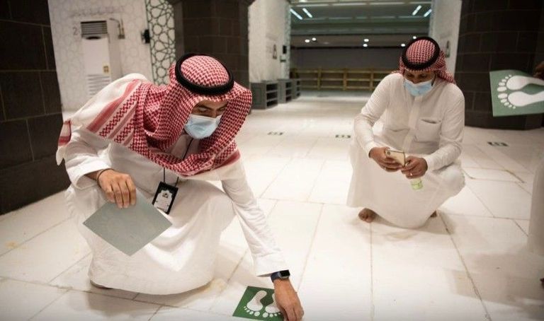 أول صلاة في المسجد الحرام بلا تباعد منذ أكثر من عام