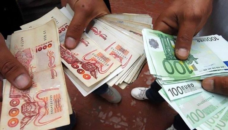 أسعار الدولار واليورو مقابل الدينار الجزائري