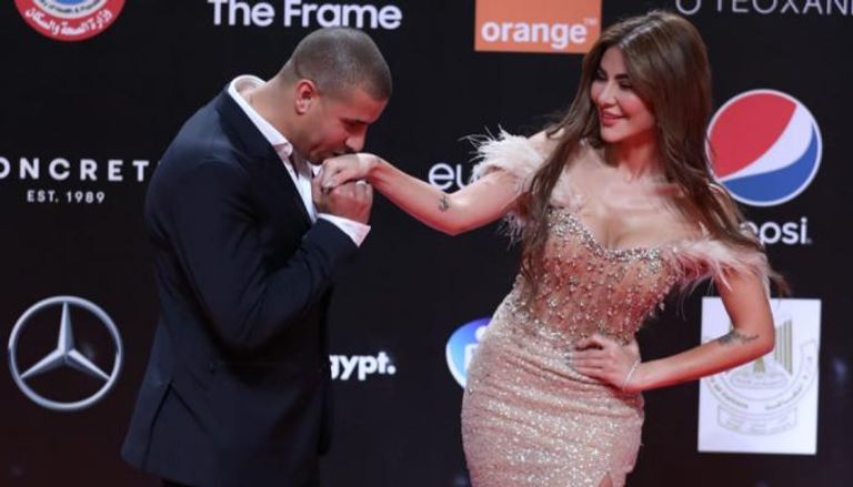 اللاعب المصري محمد زيدان يقبل يد زوجته