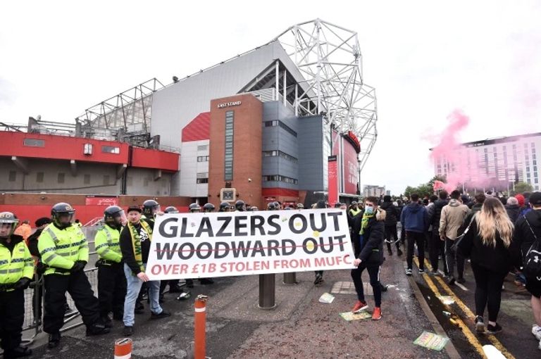 مظاهرات جماهير يونايتد قبل لقاء العام الماضي