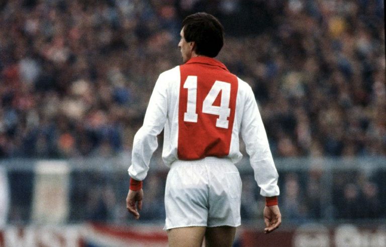 دييجو مارادونا أسطورة الكرة الأرجنتينية