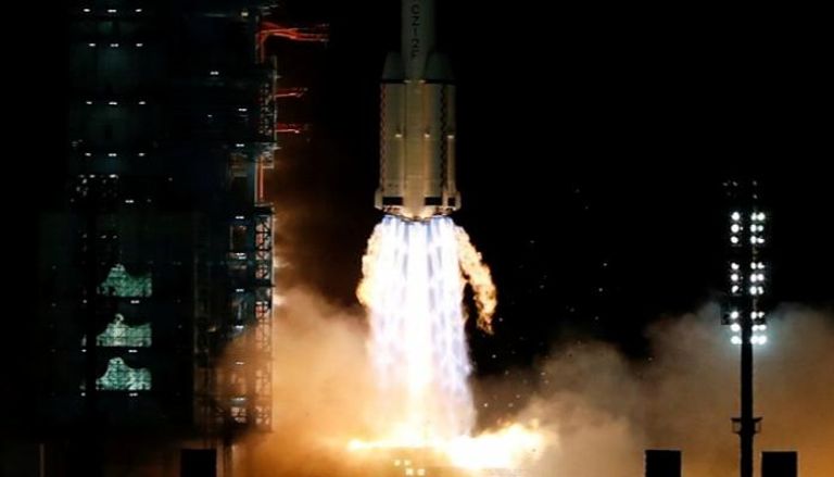 صاروخ صيني يحمل مركبة الفضاء مأهولة في مهمة بالفضاء 