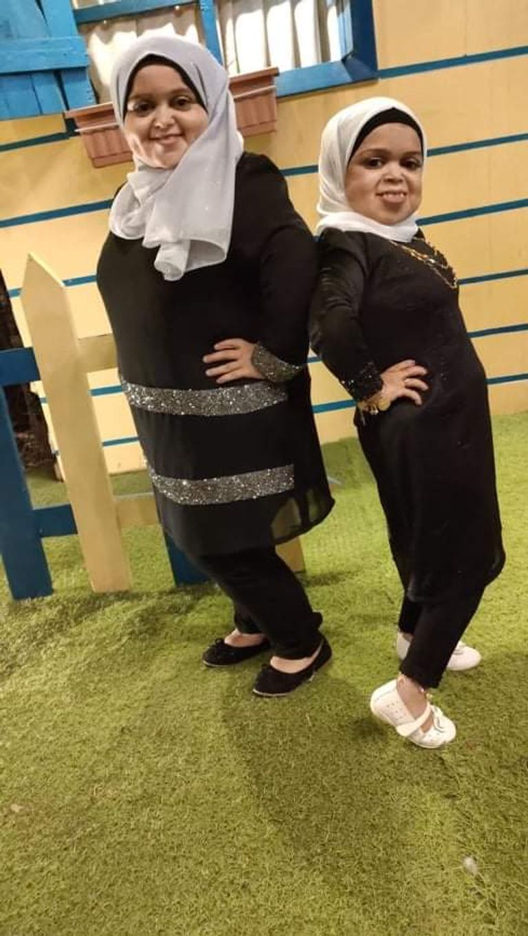 الأختان مي ومنى