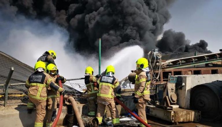 فرق الدفاع المدني تتعامل مع الحادث