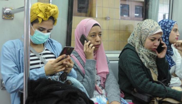 فتاة ترتدي كمامة في مترو القاهرة (أرشيفية)