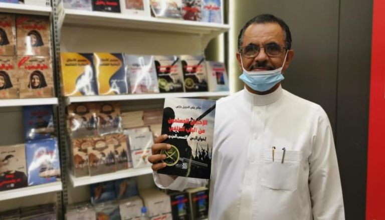 الباحث اليمني صالح باراس مع كتابه 