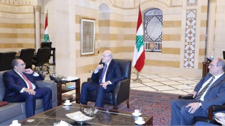 لقاء رئيس الوزراء اللبناني مع المدير التنفيذي لصندوق النقد مصرف لبنان المركزي - رويترز