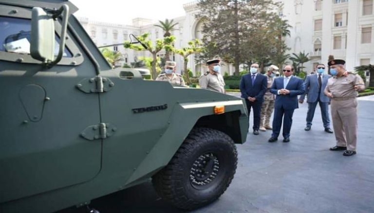 الرئيس المصري خلال تفقده للمدرعات العسكرية