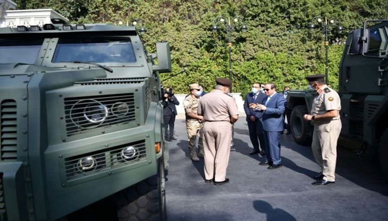 الرئيس المصري خلال تفقده المدرعات العسكرية