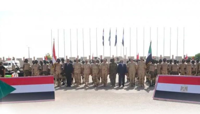 قوات مصرية سودانية في قاعدة محمد نجيب 