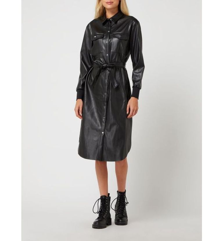 الفستان الجلدي يمتاز بطابع جريء ويكتسي في الغالب باللون الأسود 