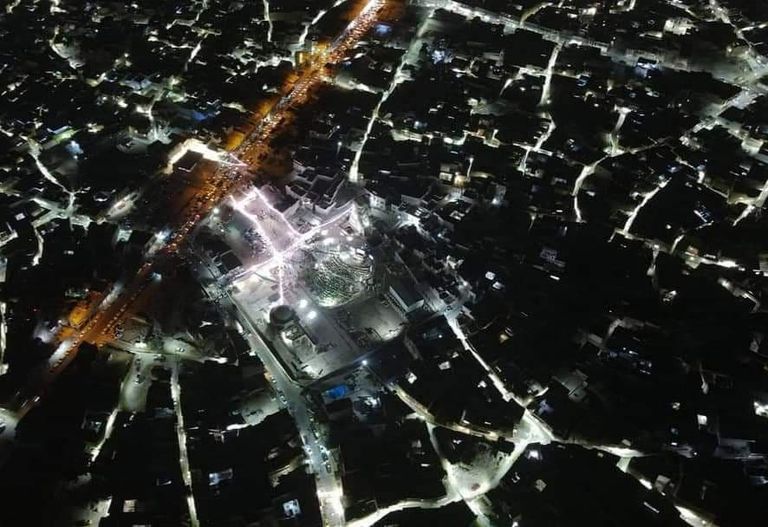 جمع من المحتفلين بالمولد النبوي عند مسجد النوري في مدينة الموصل