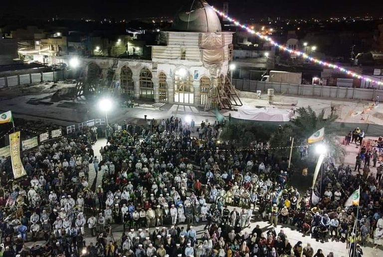 جمع من المحتفلين بالمولد النبوي عند مسجد النوري في مدينة الموصل