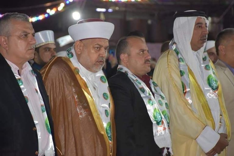 جمع من المحتفلين بالمولد النبوي عند مسجد النوري في مدينة الموصل