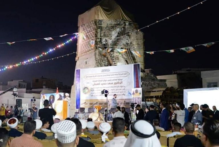 جمع من المحتفلين بالمولد النبوي عند مسجد النوري في مدينة الموصل